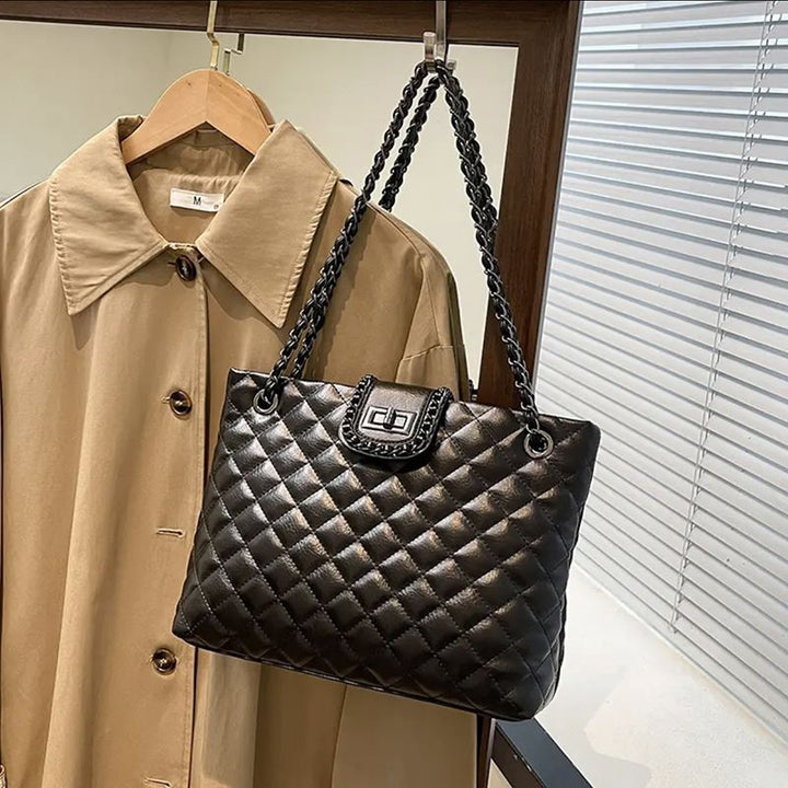 Quilted Elegance Handbag Bowlift