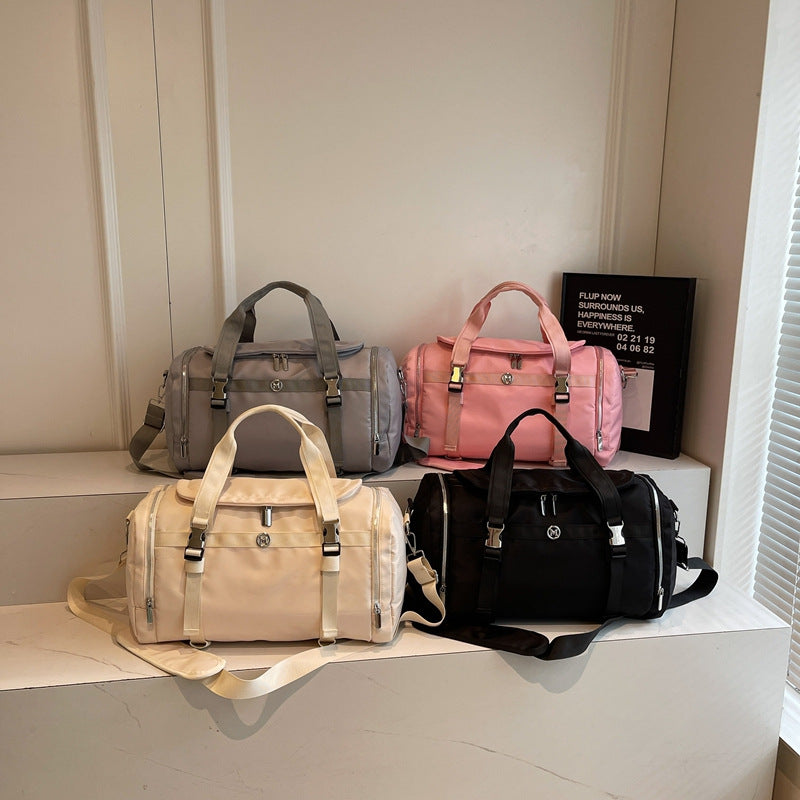 Sporty travel bag with adjustable shoulder strap and several compartments Bowlift