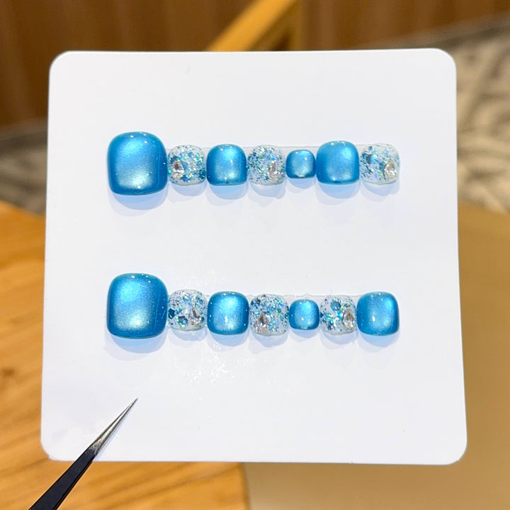 Sparkling artificial nails with glamorous design Bowlift
