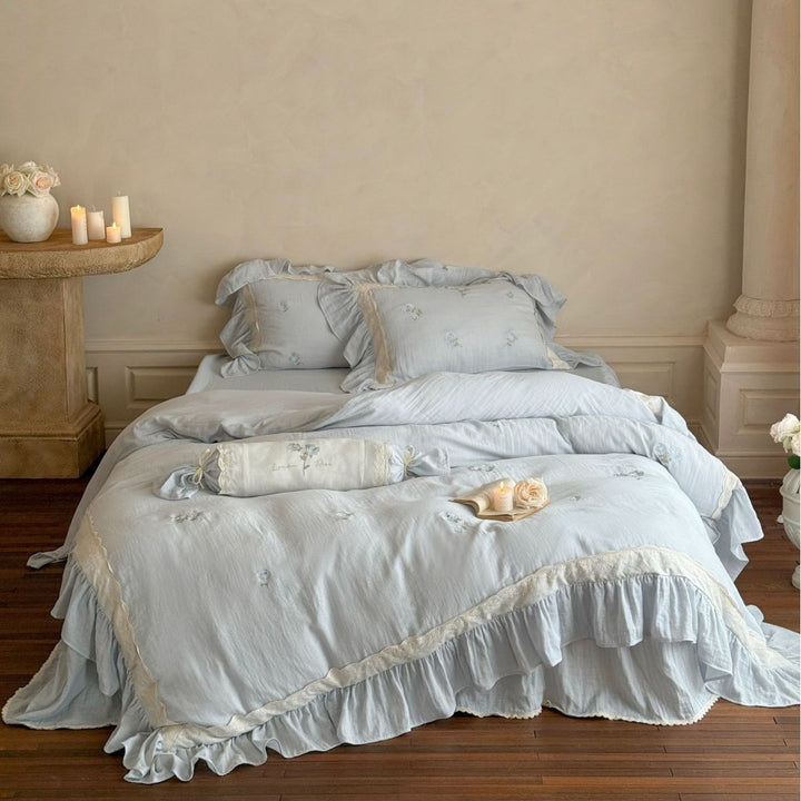 Bedding set with romantic ruffle trim and rose embroidery Bowlift