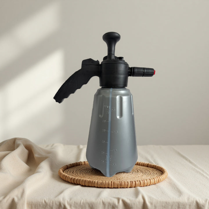 Pressurized handheld irrigation sprayer with ergonomic trigger and adjustable nozzle Bowlift