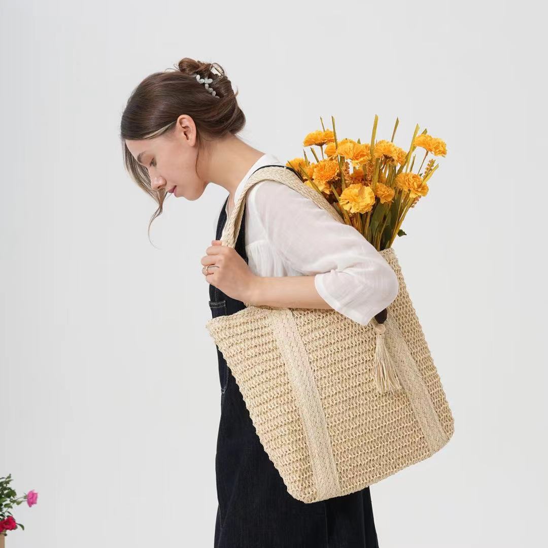 Spacious beach bag with unique woven design Bowlift