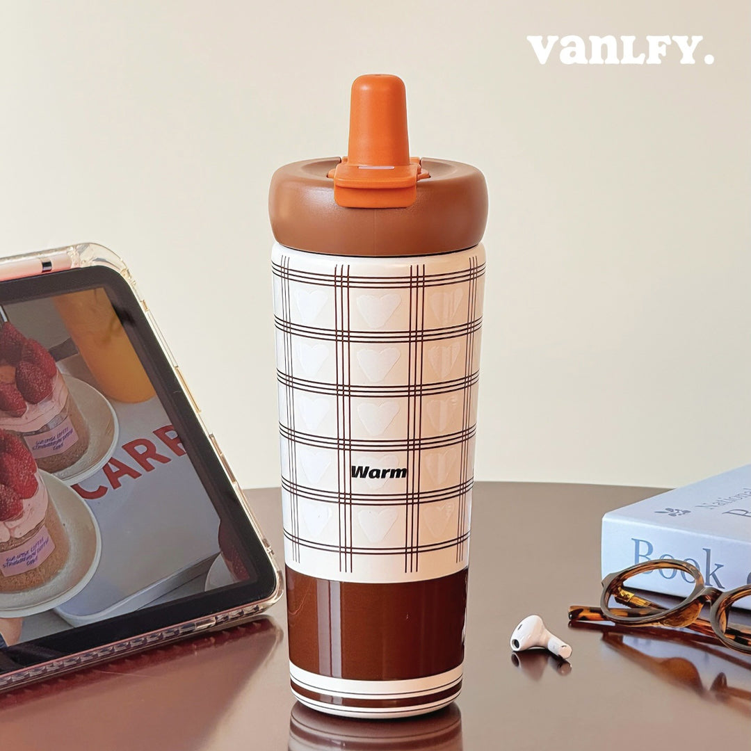 Women's insulated drinking bottle with innovative silicone cap and cheerful Bowlift motif