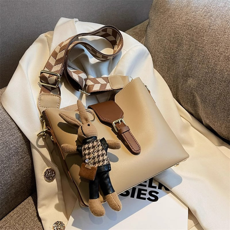 Modern Structured Handbag Bowlift