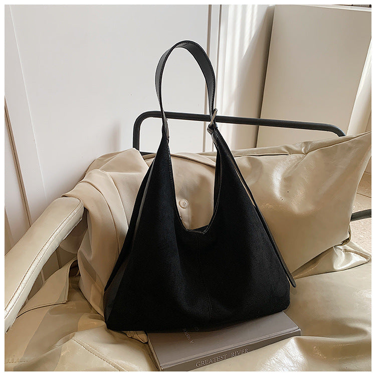 Elegant and Versatile Shoulder Bag Bowlift