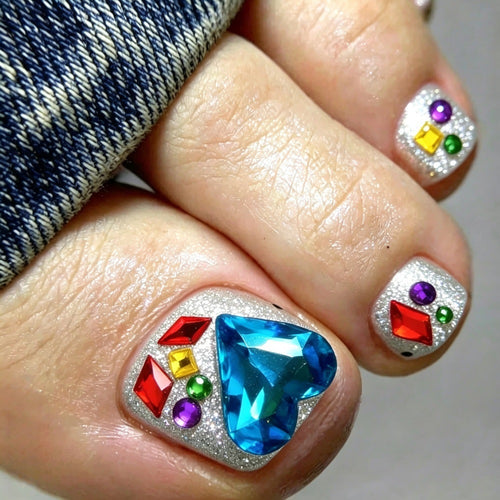 Artificial nails with sparkling rhinestone applications Bowlift