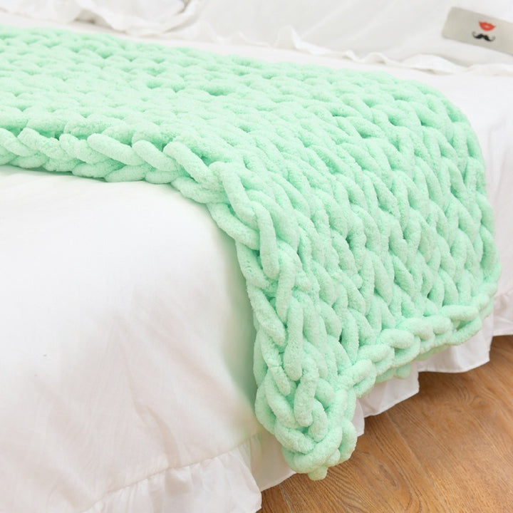 Oversized chunky knit throw blanket with plush chenille yarn Bowlift