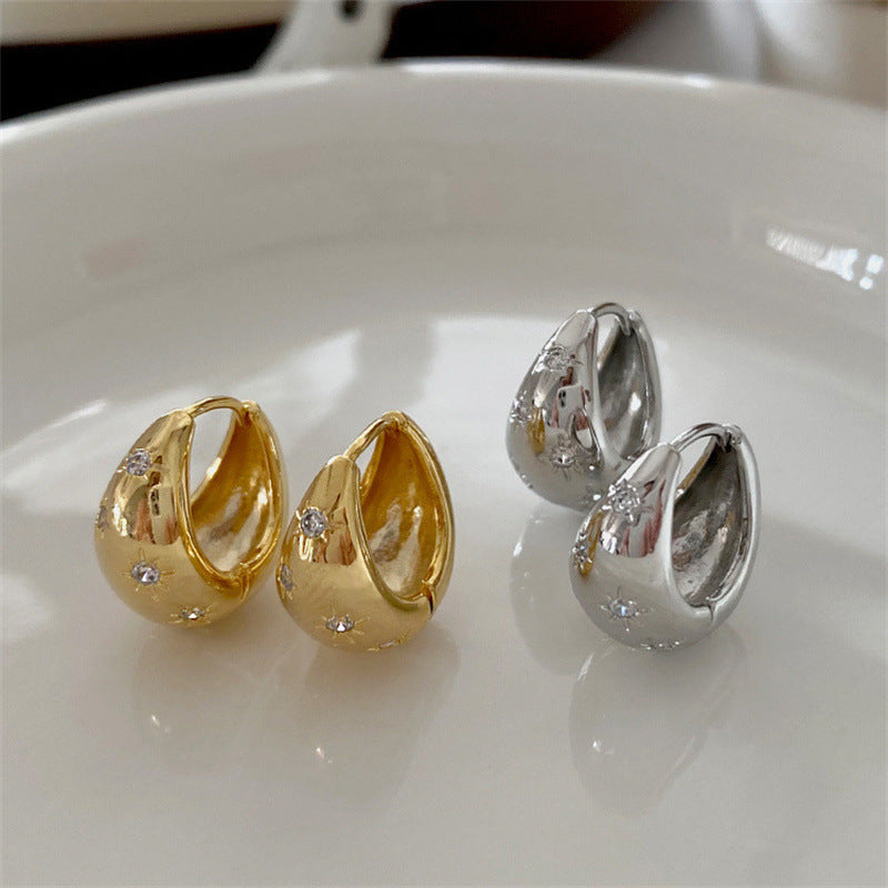 Fashionable earrings with floral design Bowlift