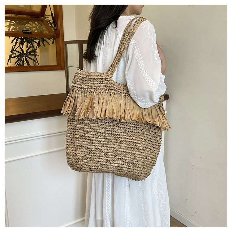 Elegant straw bag with fringed accents Bowlift
