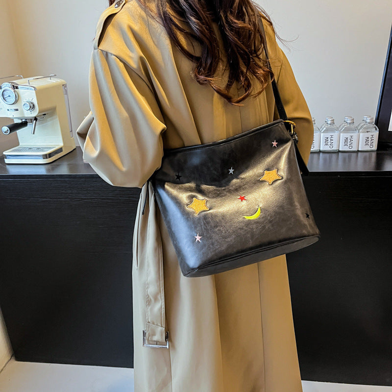 Shoulder bag with charming applications Bowlift