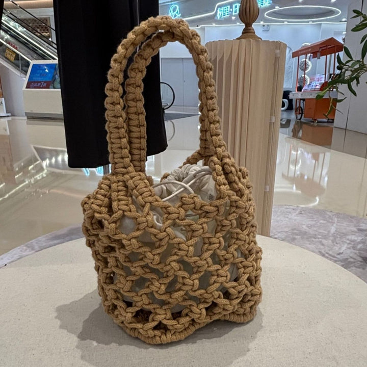 Fashionable handbag made of braided material Bowlift