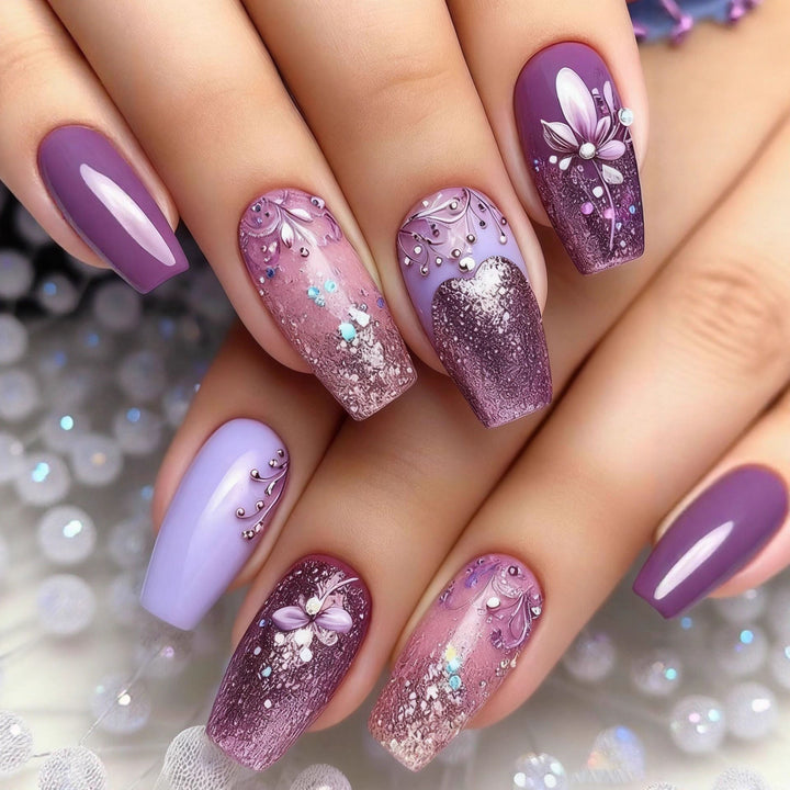 Artificial nails in a playful flower design with glittering accents Bowlift