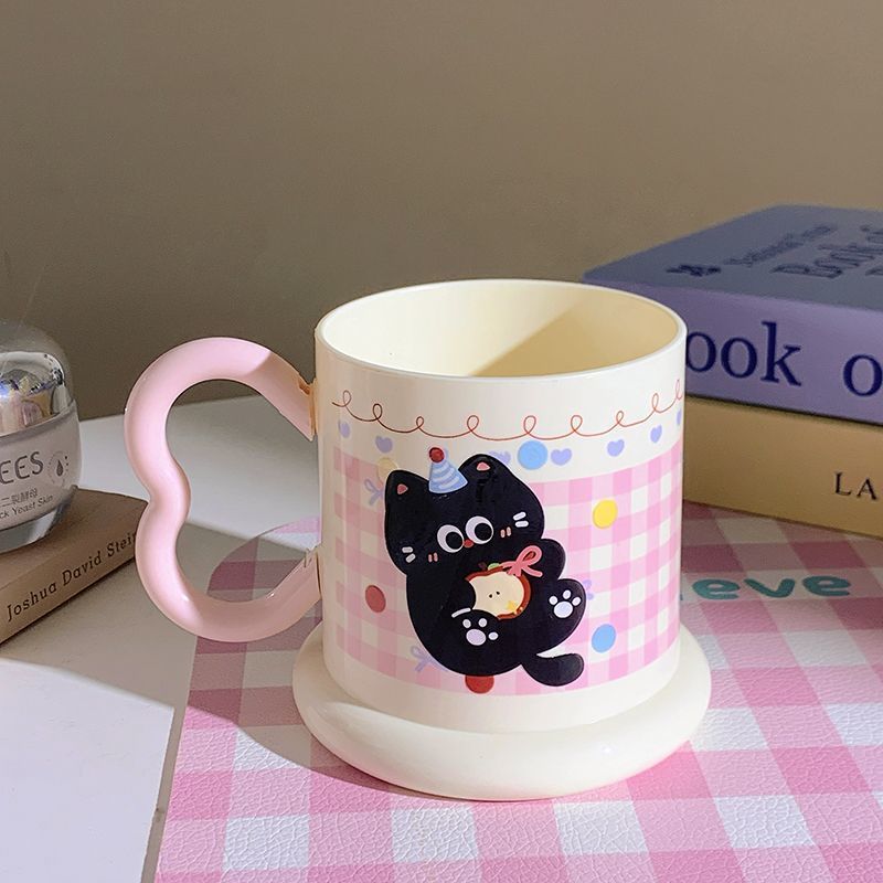 Ceramic mug with playful cat motif Bowlift