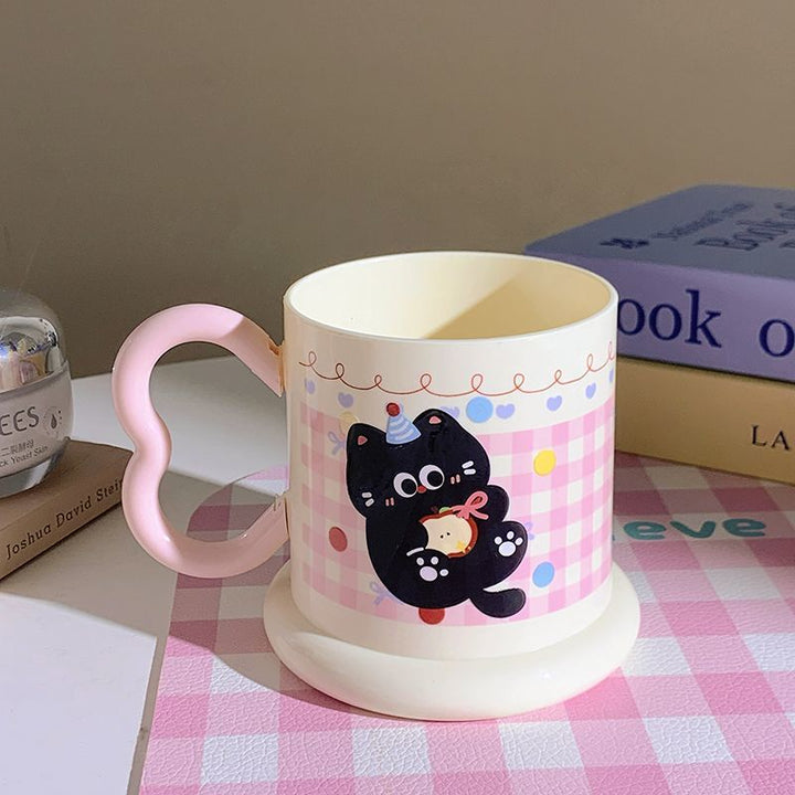 Ceramic mug with playful cat motif Bowlift
