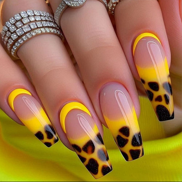 Fashionable leopard look artificial nails Bowlift