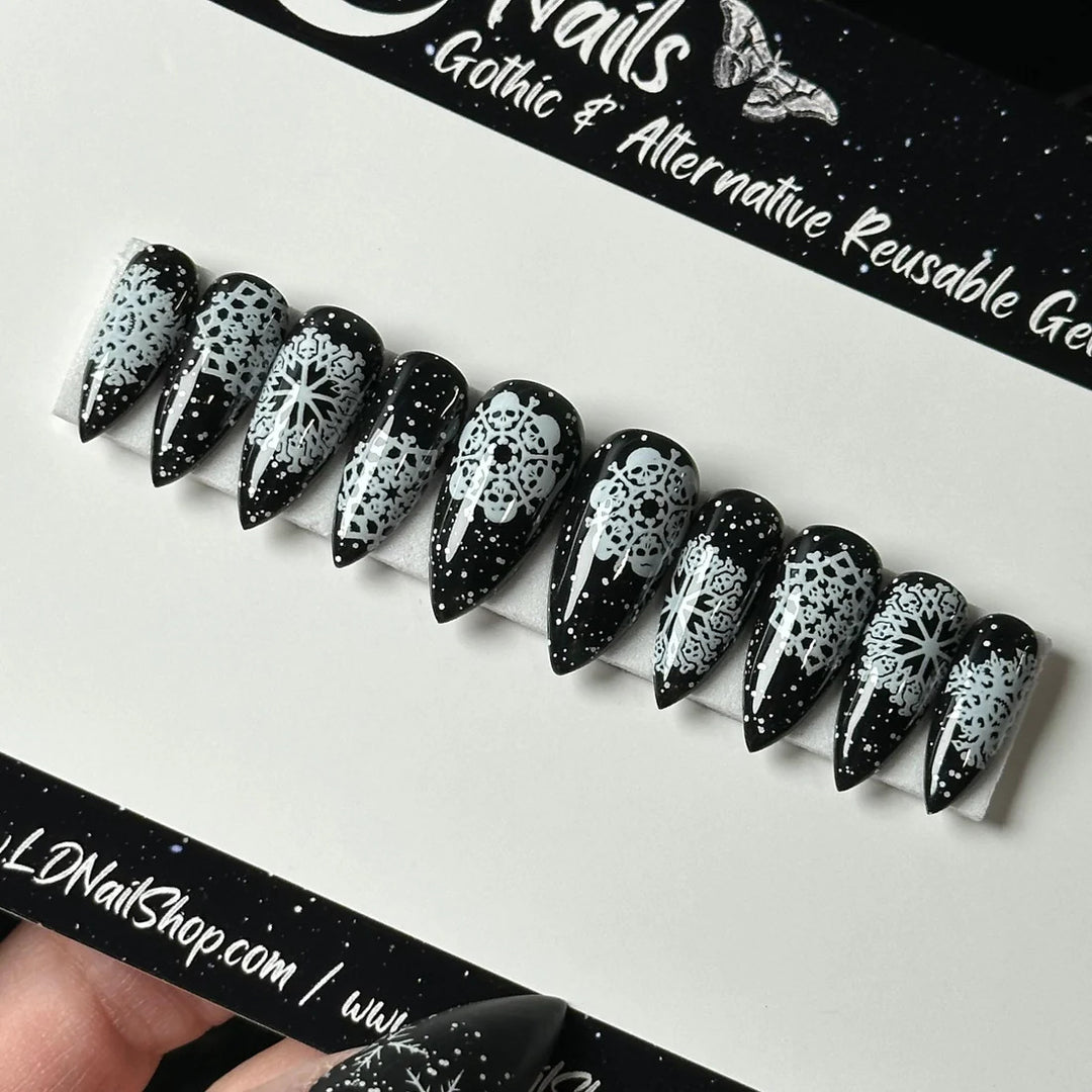Artificial nails in a unique winter design with snow and reindeer motifs Bowlift