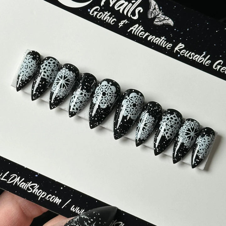 Artificial nails in a unique winter design with snow and reindeer motifs Bowlift