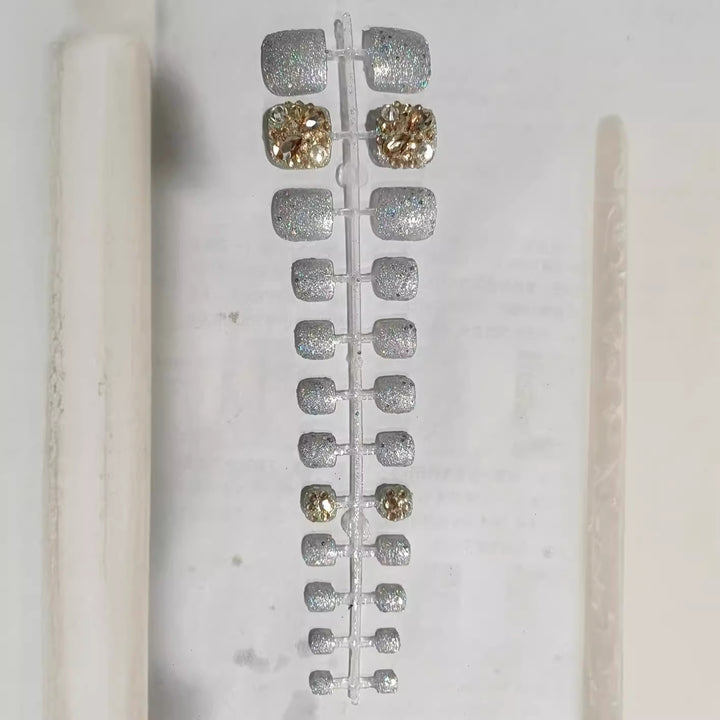 Glamorous Rhinestone-Decorated Press-On Nail Set Bowlift