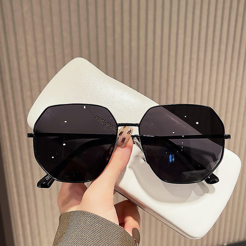Women's fashionable geometric sunglasses with protective UV filter and stylish frame Bowlift