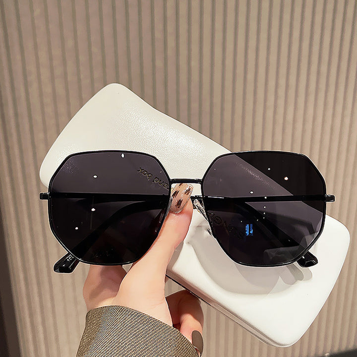 Women's fashionable geometric sunglasses with protective UV filter and stylish frame Bowlift