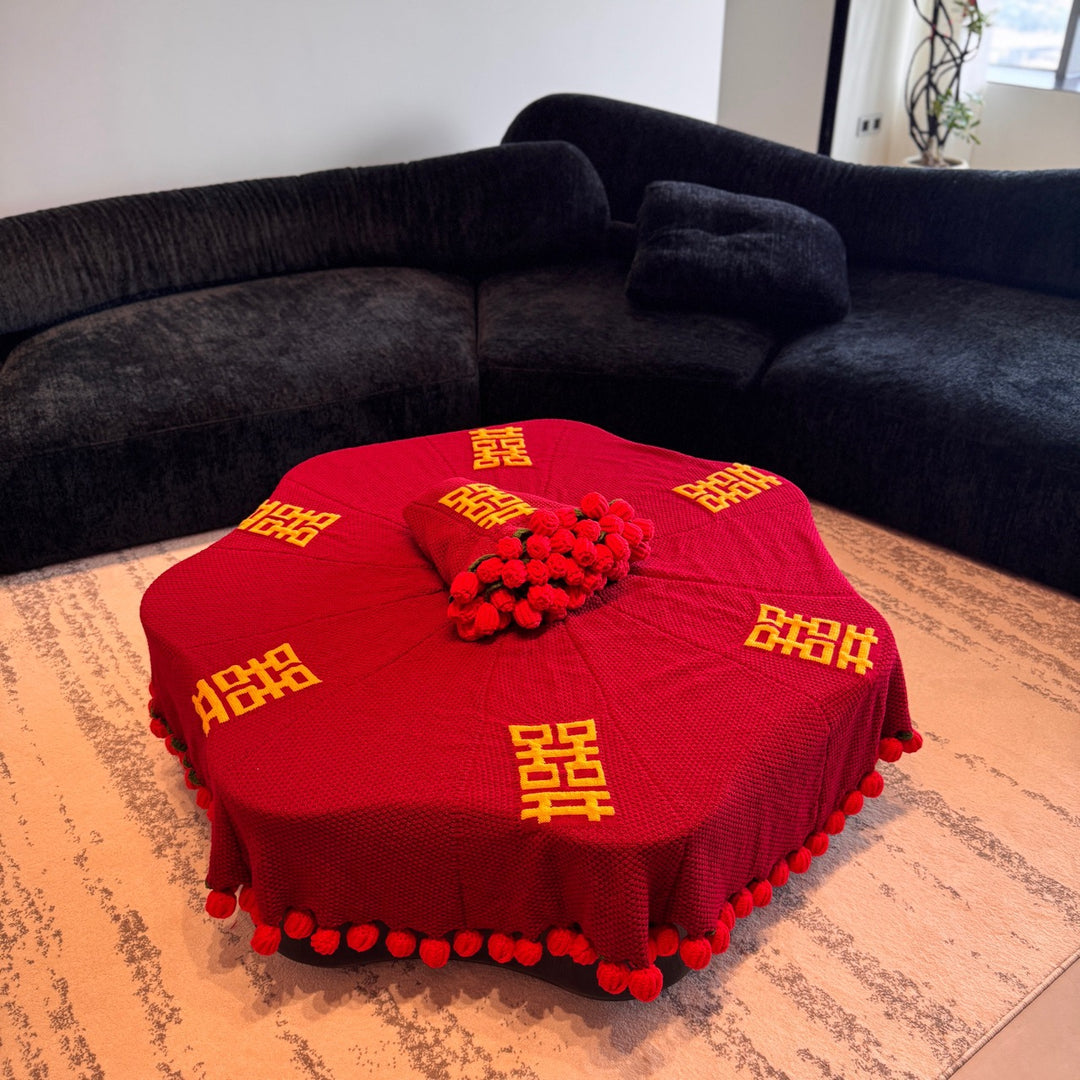 Cozy blanket with trendy pom-pom border Bowlift
