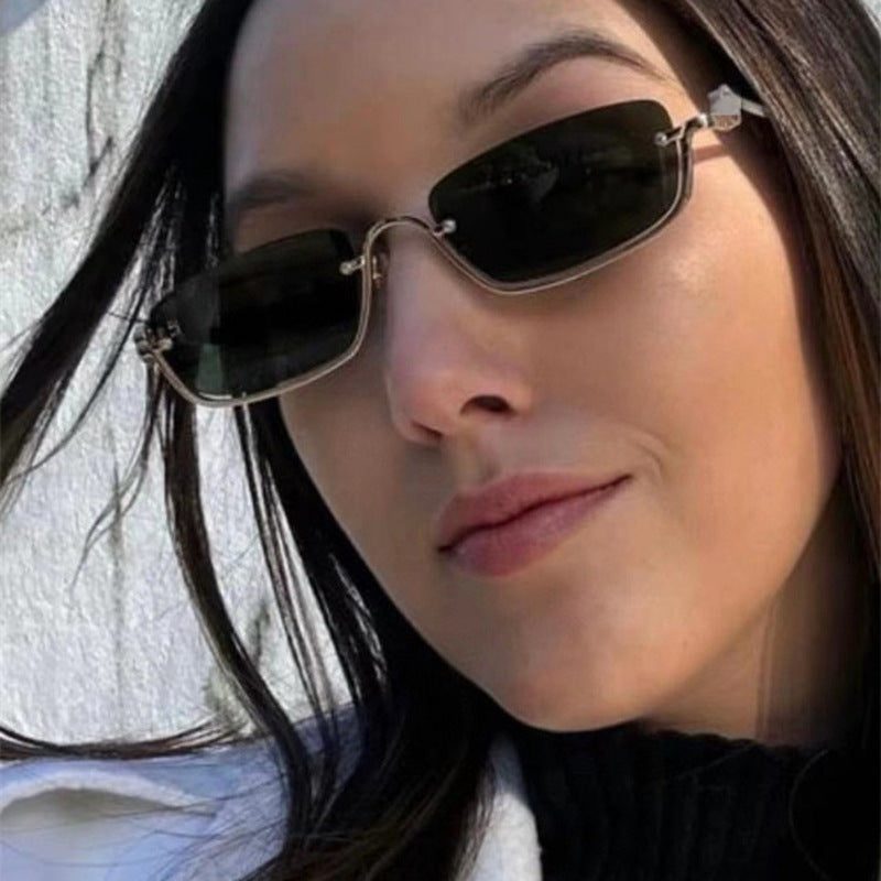 Women Fashionable Square Sunglasses with Elegant Metal Frame Bowlift