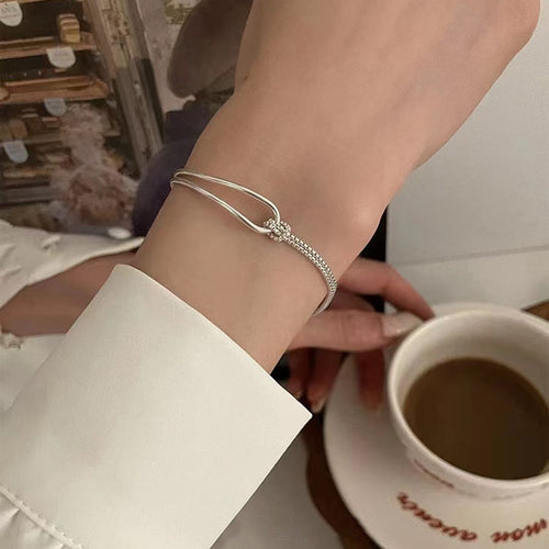 Minimalist Twist Design Bracelet Bowlift