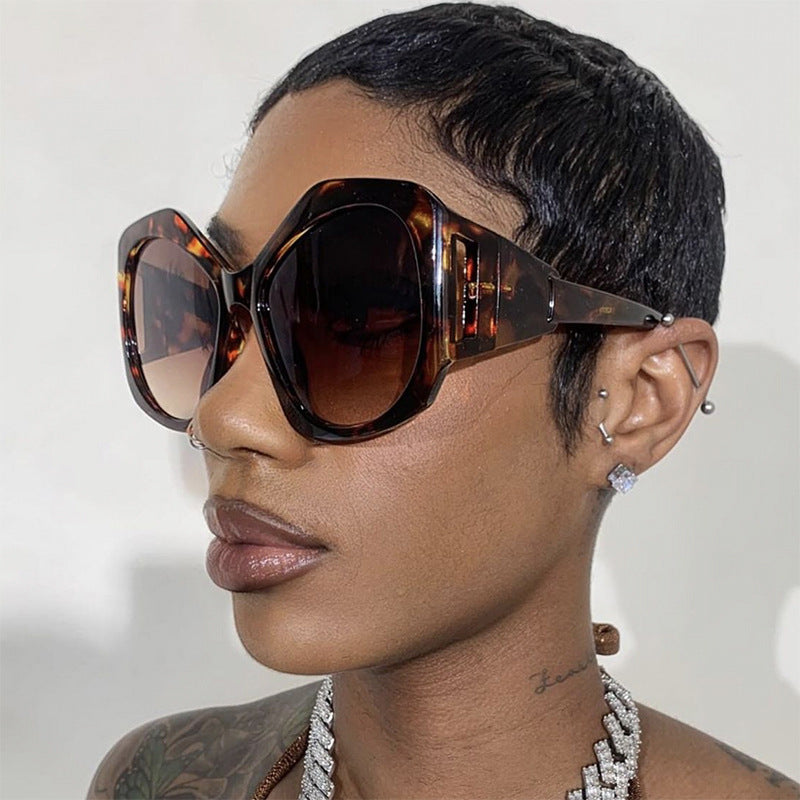 Women oversized sunglasses with futuristic design Bowlift