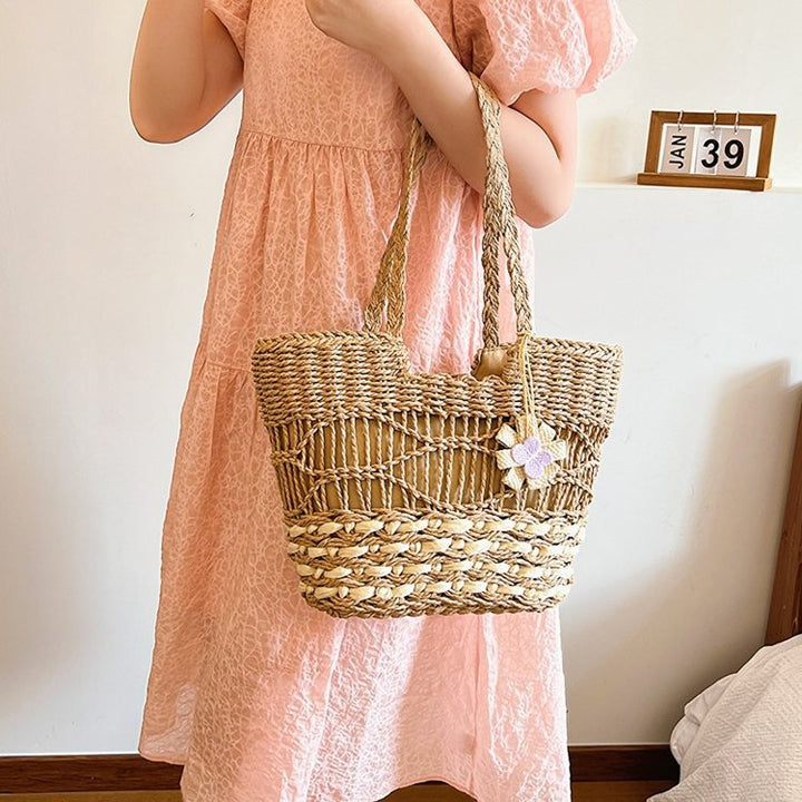 Handcrafted wicker basket Bowlift