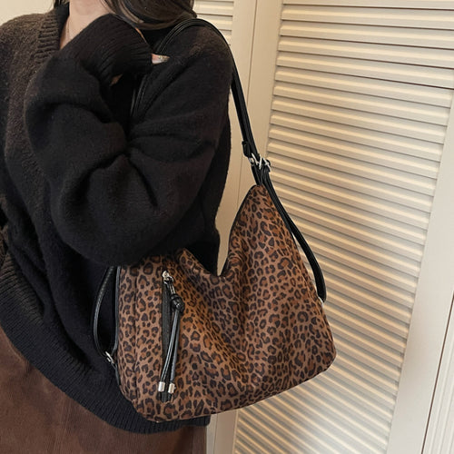 Chic Leopard Print Hobo Bag Bowlift