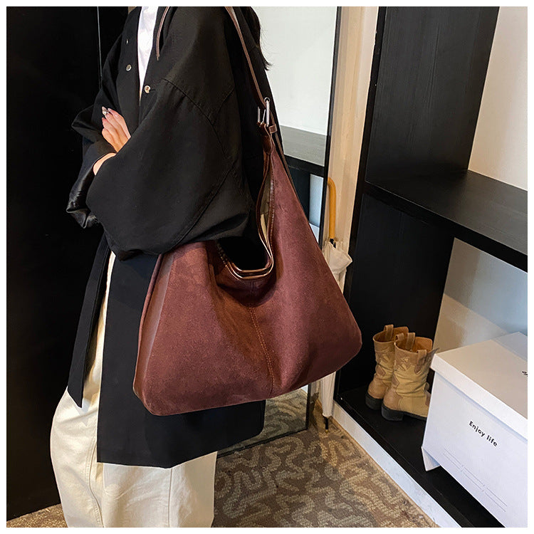 Elegant and Versatile Shoulder Bag Bowlift
