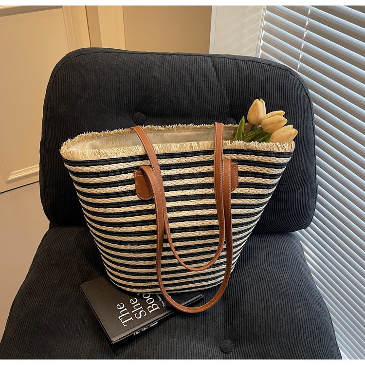 Generous beach bag with leather handles Bowlift