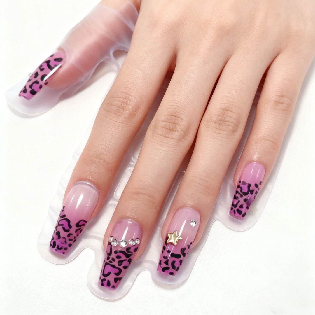 Artificial nails in a playful flower design with glittering accents Bowlift