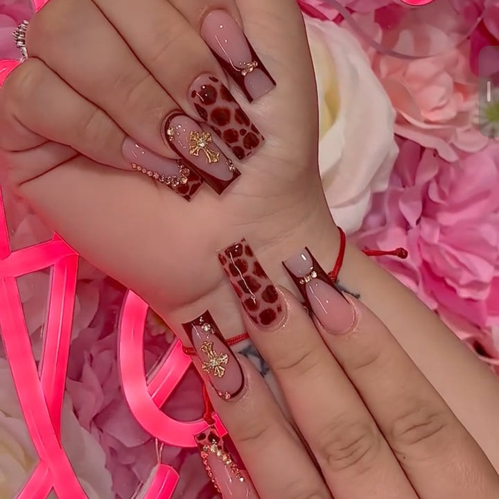 Nail art set with modern leopard patterns and sparkling accents Bowlift
