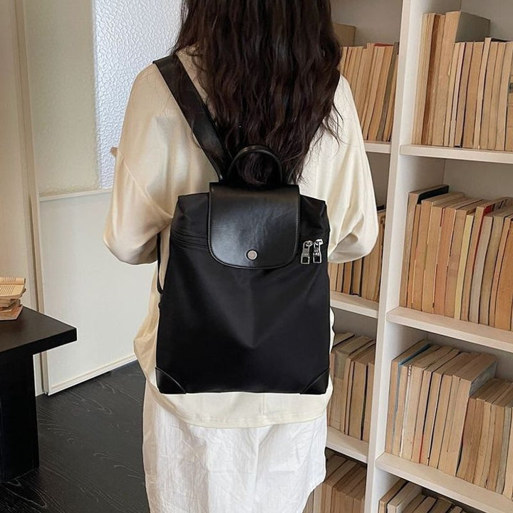 Versatile Urban Backpack with Secure Closure Bowlift