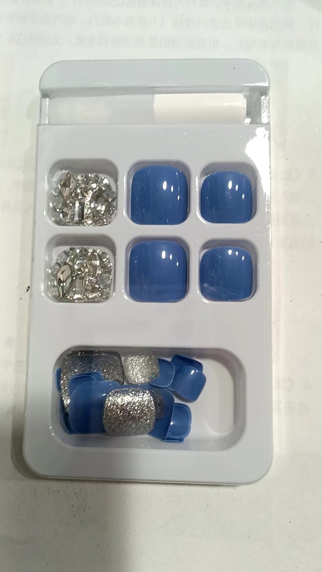 Decorative Press-On Nail Kit with Rhinestone Accents Bowlift
