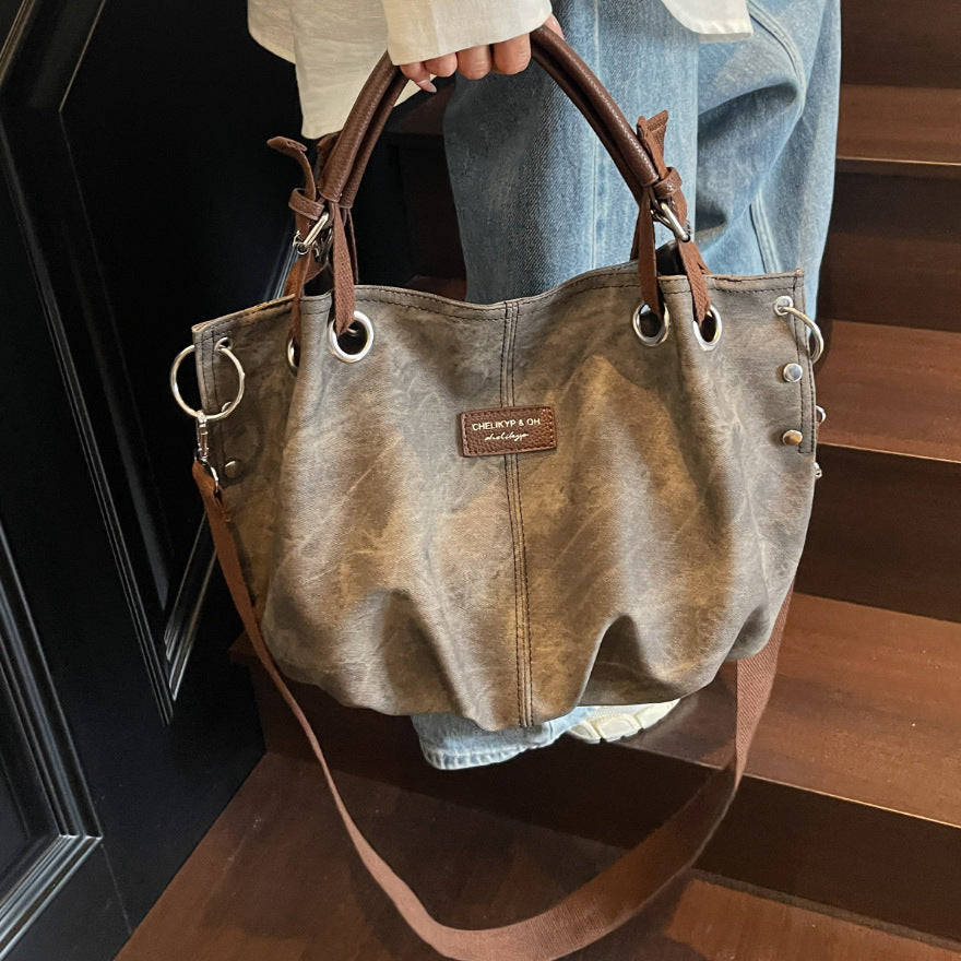 Everyday handbag with innovative carrying system Bowlift