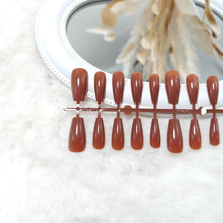 Artificial nails in elegant drop design Bowlift