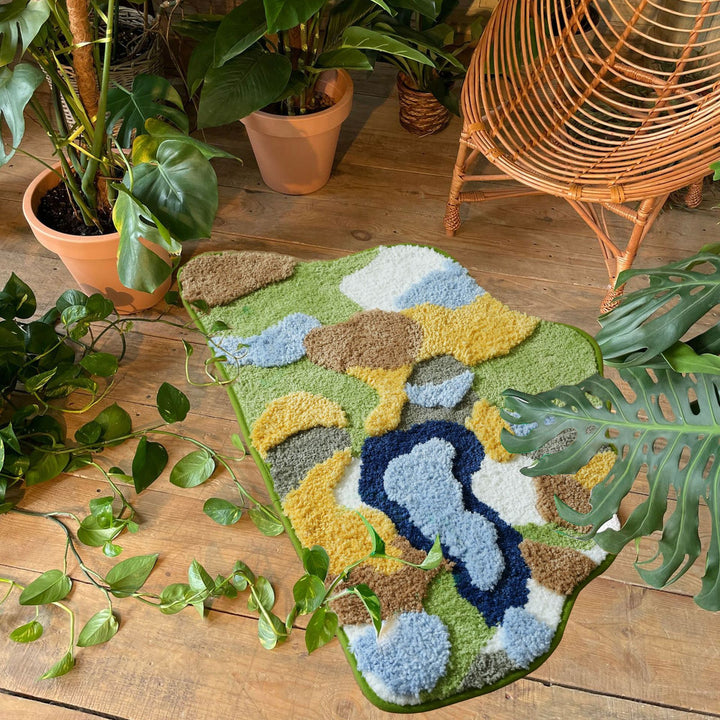 High-pile bath mat with non-slip backing and abstract structural pattern