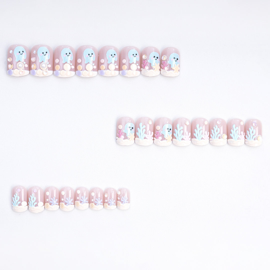 Nails in maritime themes with 3D applications Bowlift