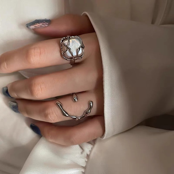 Stylish Ring with Organic Design Bowlift
