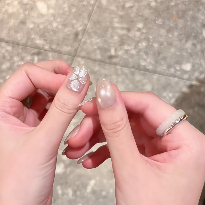 Artificial nails with delicate flower design Bowlift