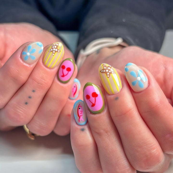Artificial nails with playful fruit and flower motif Bowlift