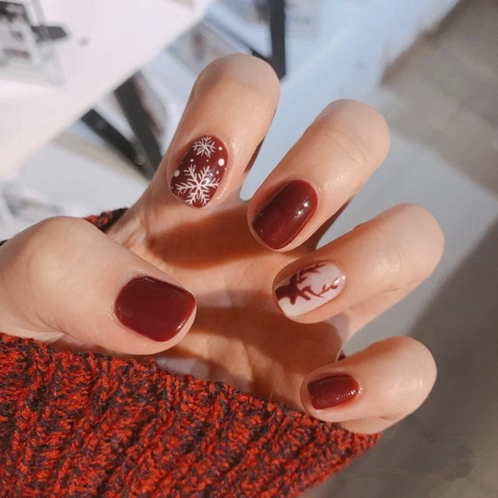 Artificial nail set with festive Christmas design Bowlift
