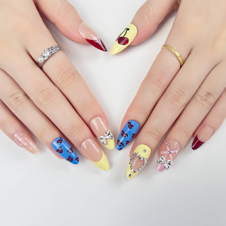 Artificial nails in a playful flower design with glittering accents Bowlift