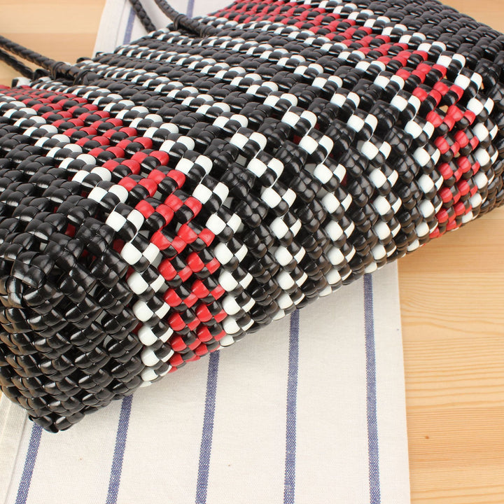 Stylish handbag made of braided material Bowlift
