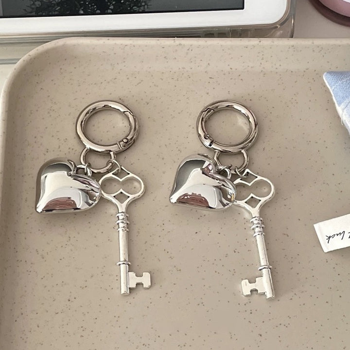 Vintage-Inspired Heart and Key Keychain Bowlift