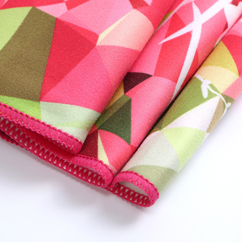 Beach towel with vibrant flamingo motifs and quick-drying material Bowlift