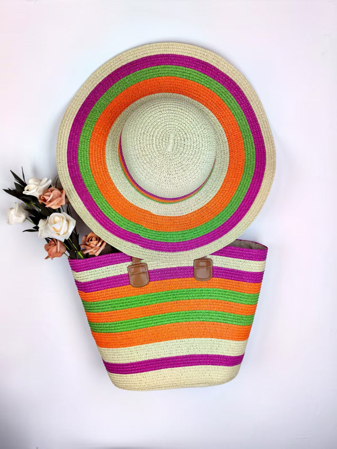 Summery beach bag and sun hat Bowlift