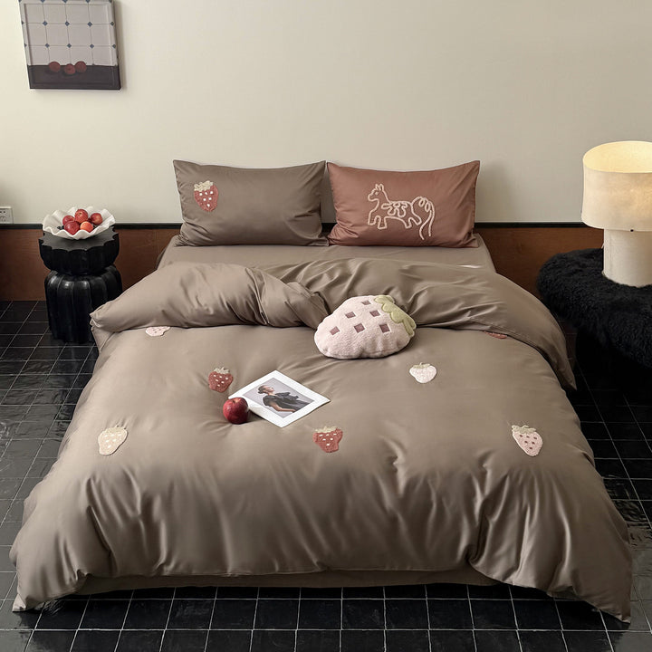 Bedding set made of cotton satin with embroidered strawberry appliqués and silky-matte finish Bowlift